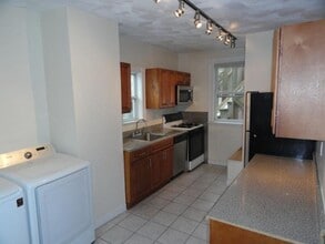 Building Photo - 3bed/2 bath in Somerville