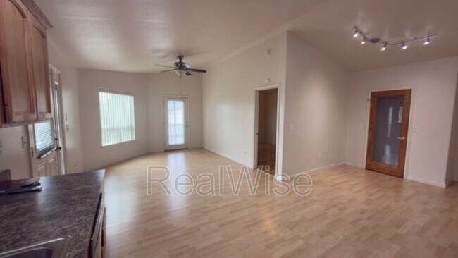 Building Photo - 1384 NE Ridge Ave