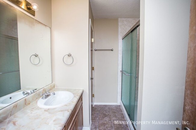 Building Photo - 4701 Country Club Dr