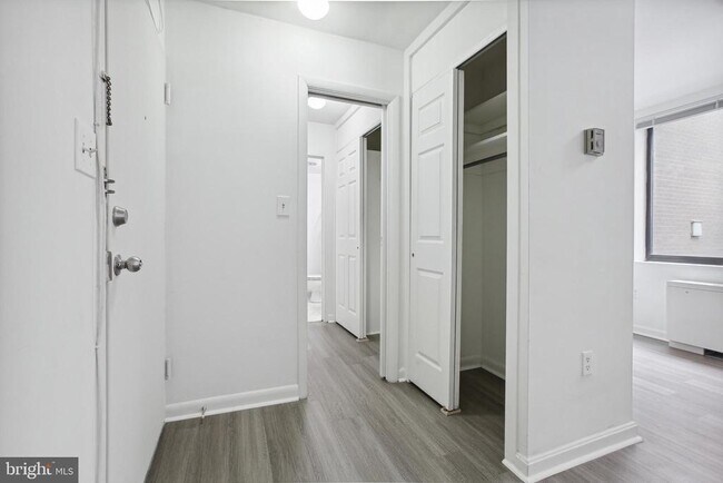 Building Photo - 522 21st St NW