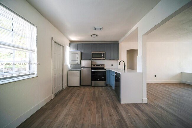 Building Photo - 533 NE 67th St