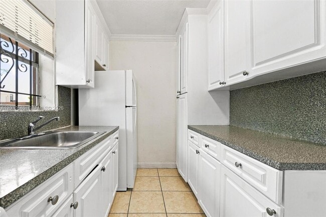 Building Photo - 1245 W 24th St
