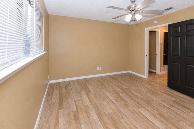 Building Photo - 2213 Dickens Dr