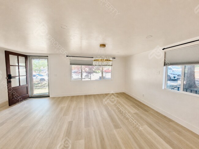 Building Photo - 4 Bedroom Home in Downtown Rifle for Rent