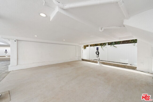 Building Photo - 458 N Sierra Bonita Ave