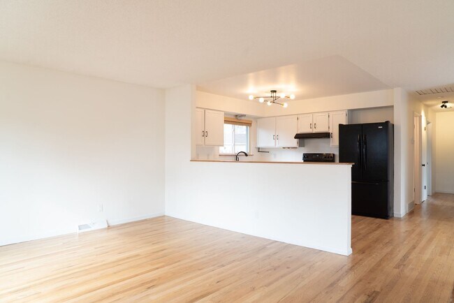 Building Photo - Wonderful Large 5 Bedroom House with Fenced Back Yard and 2-Car Garage