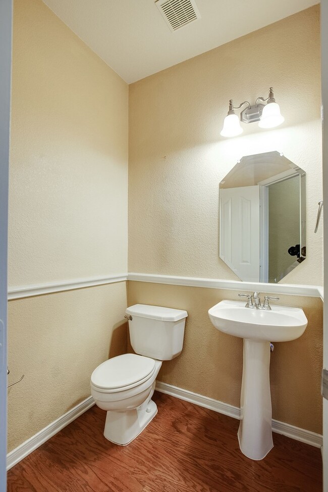 Building Photo - 4 bed Golf community for lease!