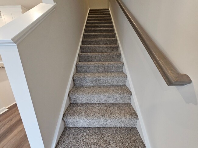 Building Photo - Like-New townhome in Concord