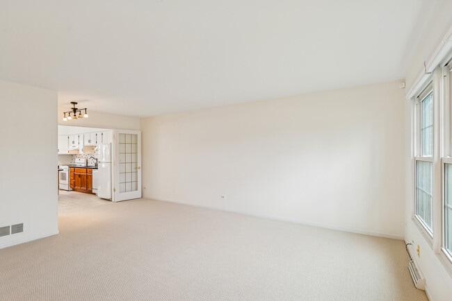 Building Photo - 825 Country Club Dr