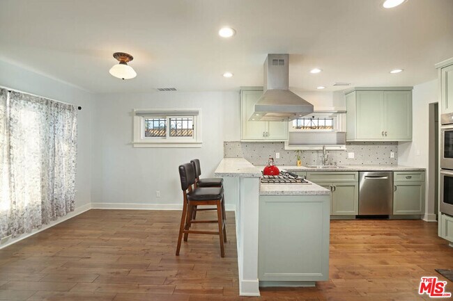 Building Photo - 752 N Las Palmas Ave