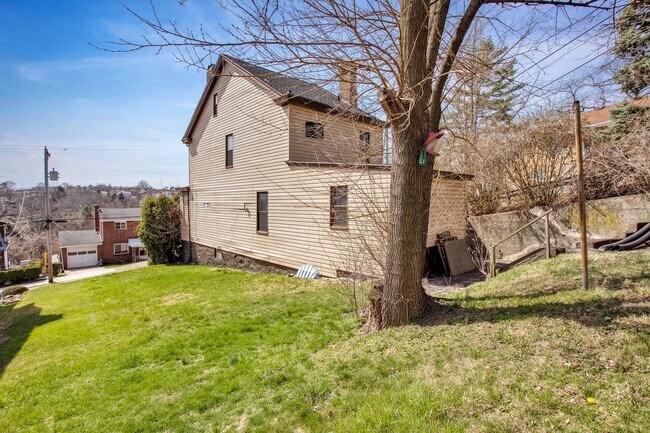 Building Photo - Updated 3 Bedroom 1 Bath with Off Street P...