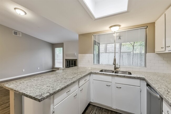 Building Photo - 26 W Broken Oak Ct