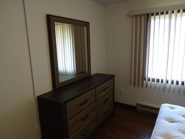 Building Photo - Furnished 2 Bed/1.5 bath townhouse.