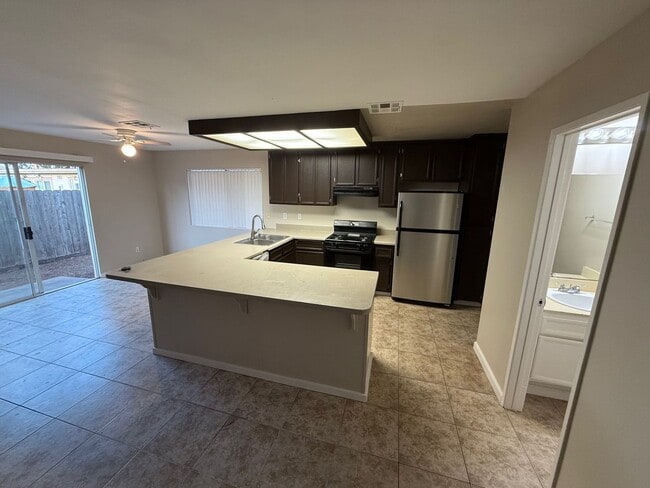 Building Photo - 3 Bedroom 2.5 Bathroom House in Imperial Beach