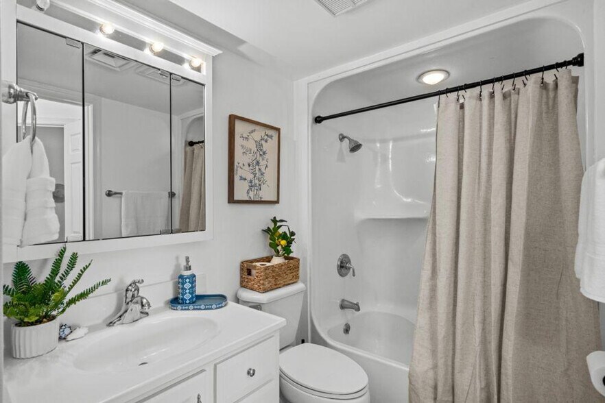 Building Photo - 5523 N Ocean Blvd