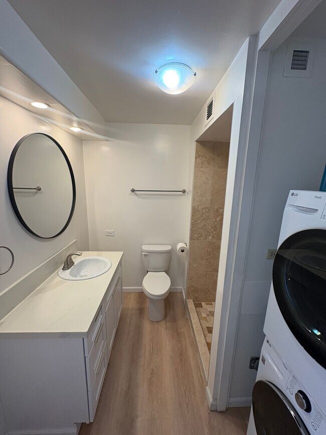 Building Photo - Beautiful views at Banyan Tree Plaza! 2 bedroom, 2 bath, 1 parking
