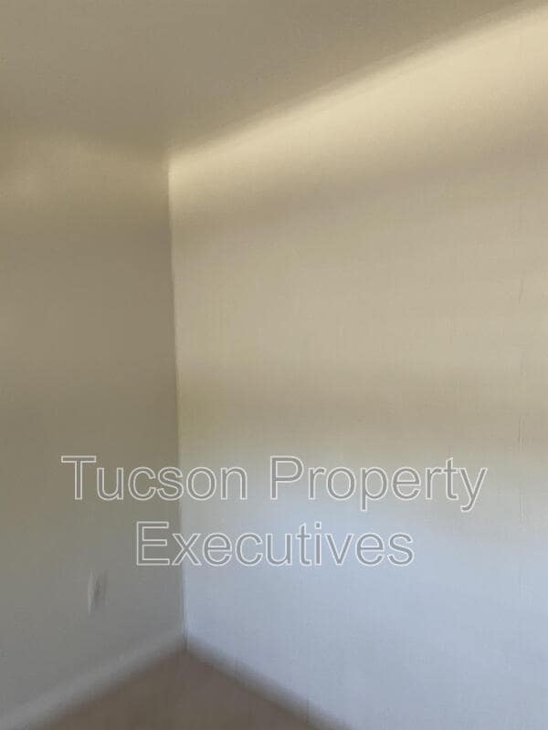 Building Photo - 443 E Delano St