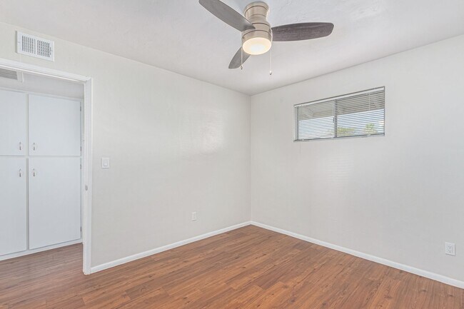 Building Photo - Renovated 2 bed | 1 bath - Central Tempe Location!