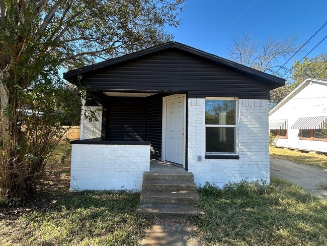 Primary Photo - Updated 2 Bedroom Cottage