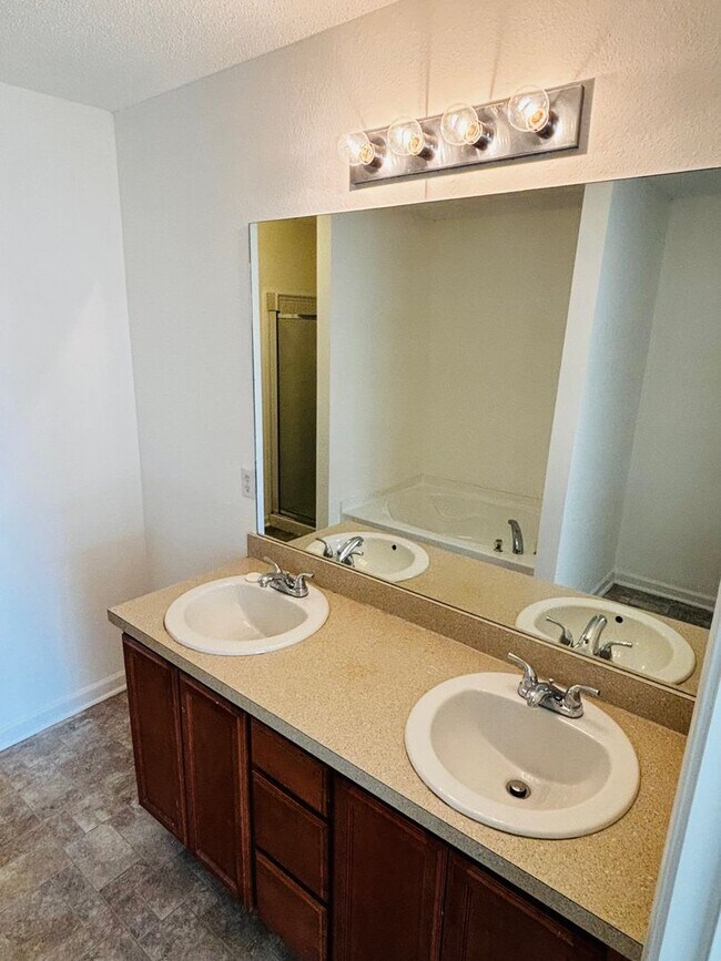 Building Photo - Now Available for Rent – Spacious 3 Bedroo...
