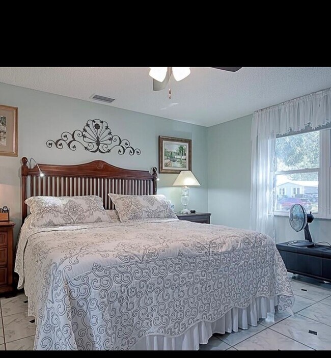 Building Photo - Spectacular Fully Furnished SEASONAL Home with Golf Course views and pool*