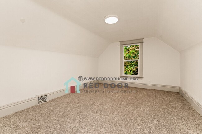 Building Photo - Beautiful  4-bedroom, 2-bathroom home