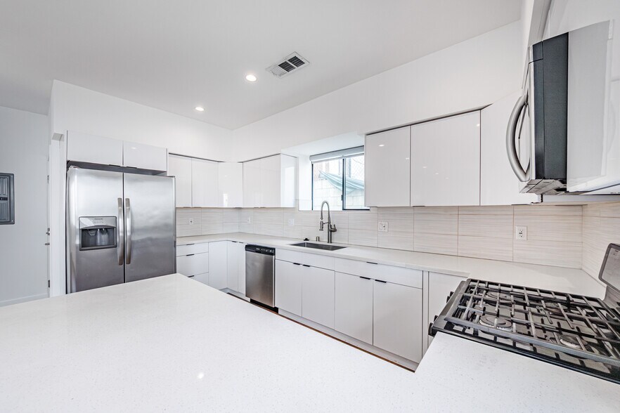 Building Photo - 705 N Benton Way