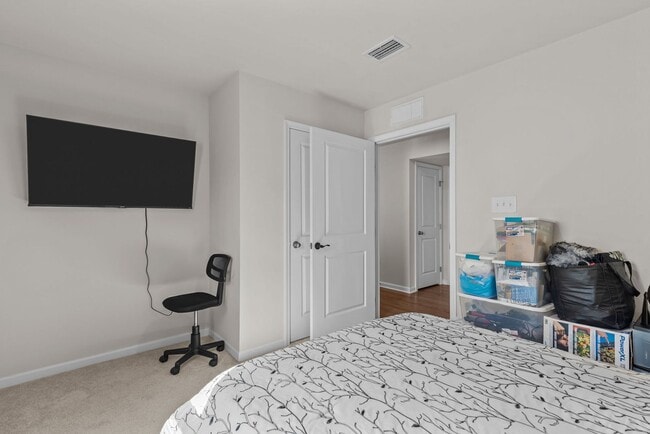 Building Photo - Spacious Home for Rent in Portsmouth!