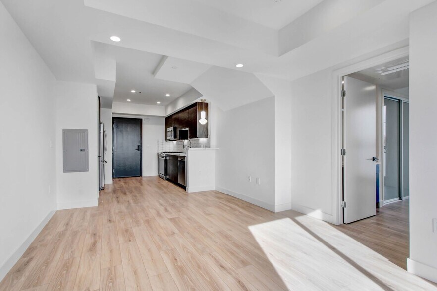 Building Photo - 3355 Overland Ave