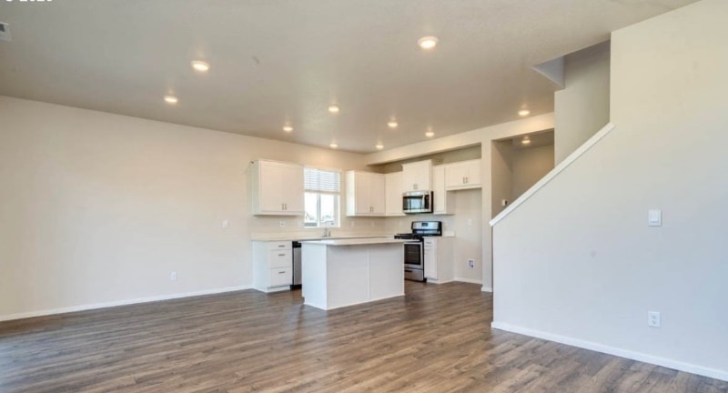 Building Photo - 329 Stella St NE