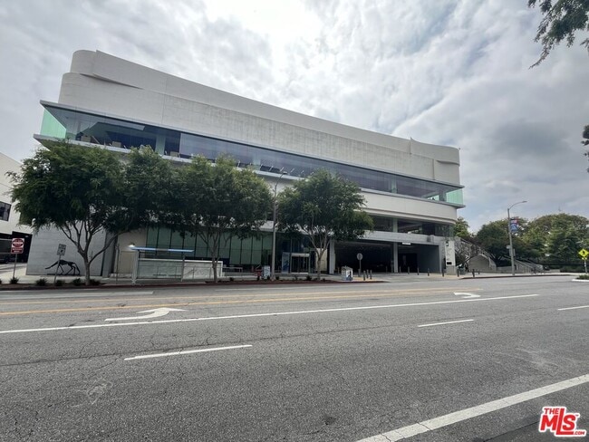 Building Photo - 505 N San Vicente Blvd