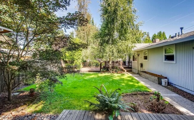 Building Photo - 4 Bedroom 2 bath Home on Quiet Street with...