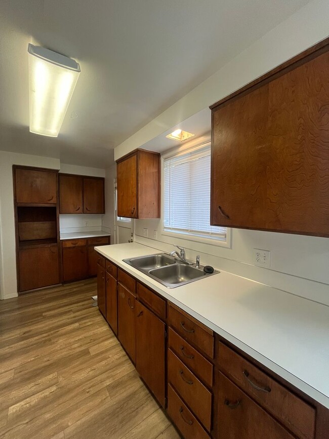 Building Photo - 2-Bedroom 1-Bathroom Duplex in Eugene