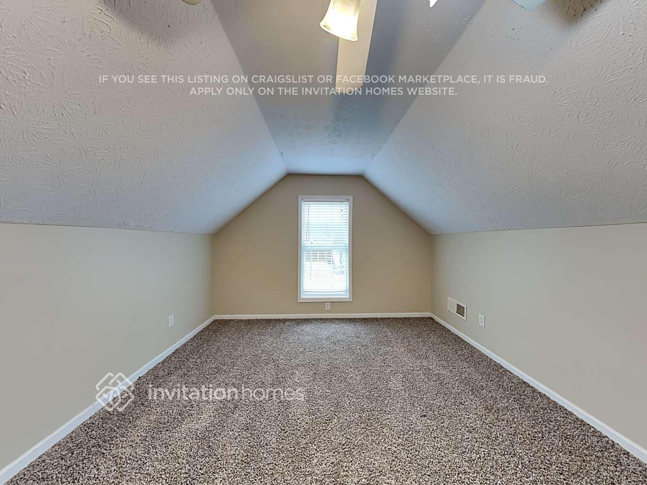 Building Photo - 141 N Square Ln