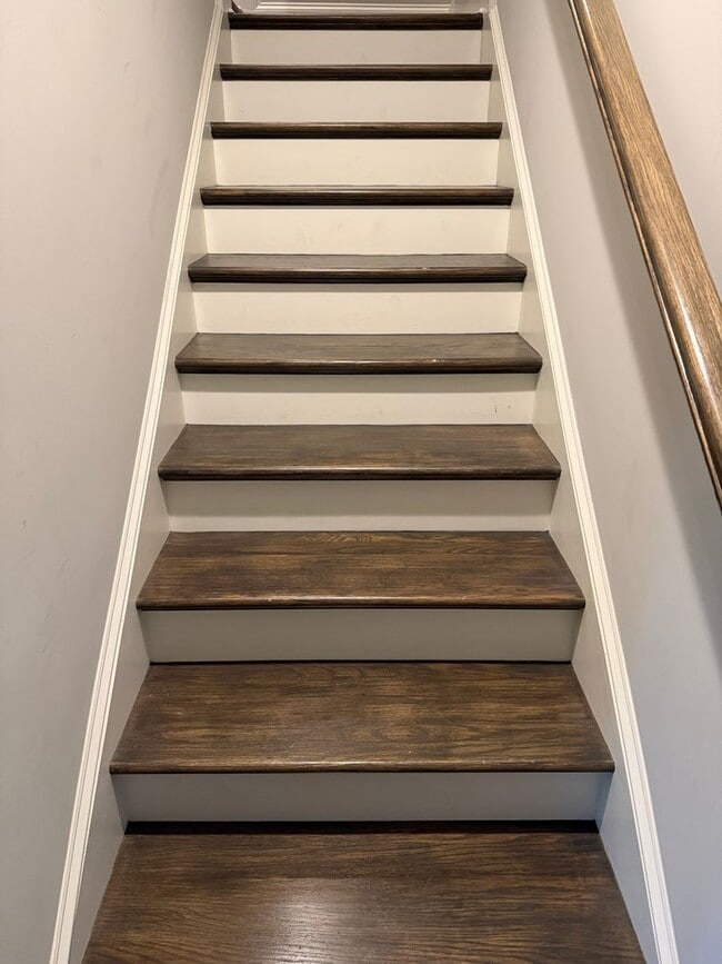 Building Photo - End Unit 3 Bedroom Townhome in Auburn