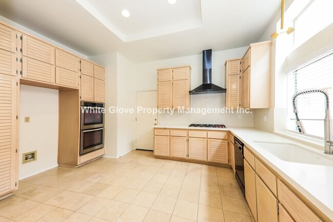 Building Photo - 3 Bedroom with Loft Irvine Home