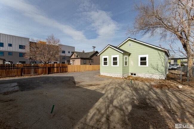 Building Photo - 402 Grand Canyon Blvd