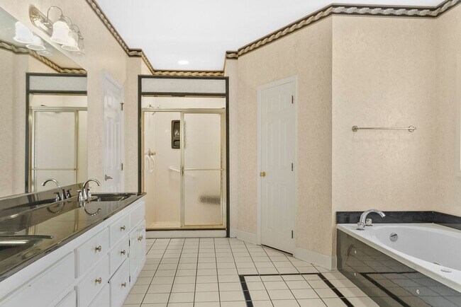 Building Photo - 10495 Royal Points Dr