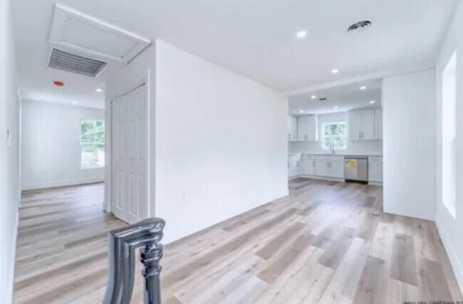 Building Photo - 520 Delaware Ave