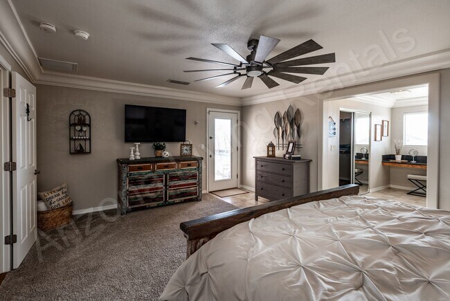 Building Photo - FURNISHED POOL HOME