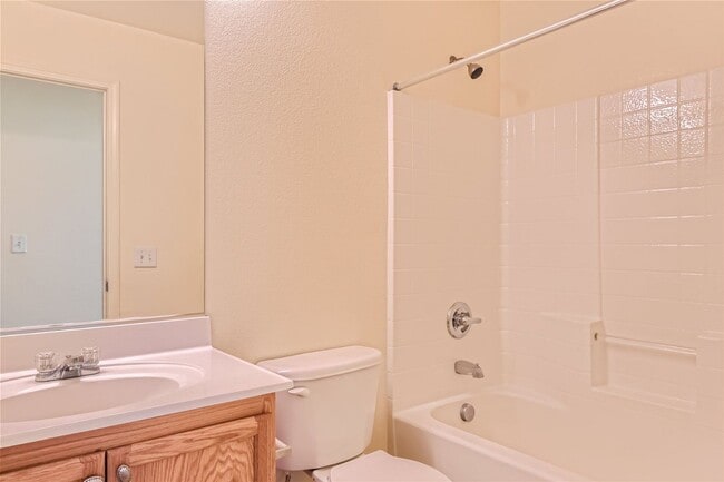 Building Photo - EXQUISITE 3-Bedroom Home - Modern Amenitie...