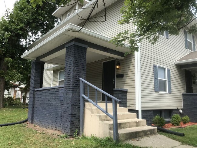Primary Photo - 1102 N Parker Ave