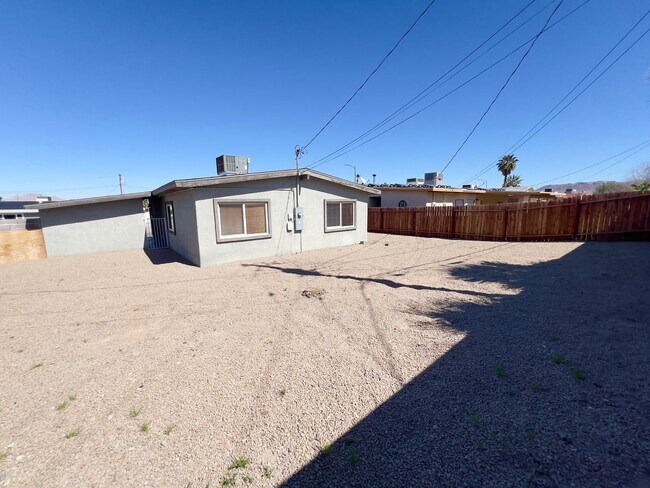 Building Photo - 4 bedrooms, 2 bathrooms home located in Henderson