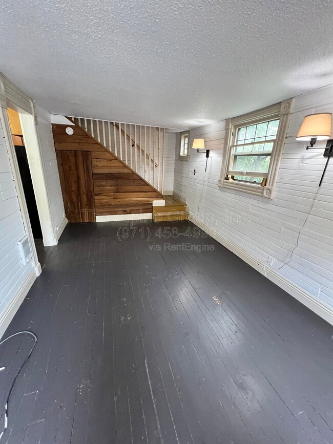 Building Photo - 604 NE San Rafael St