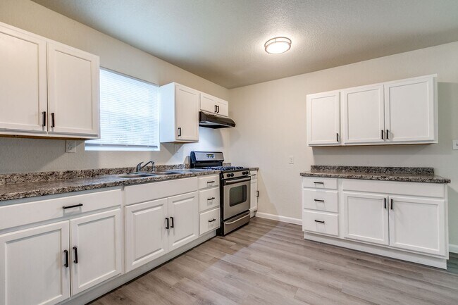 Building Photo - Elmwood Triplex