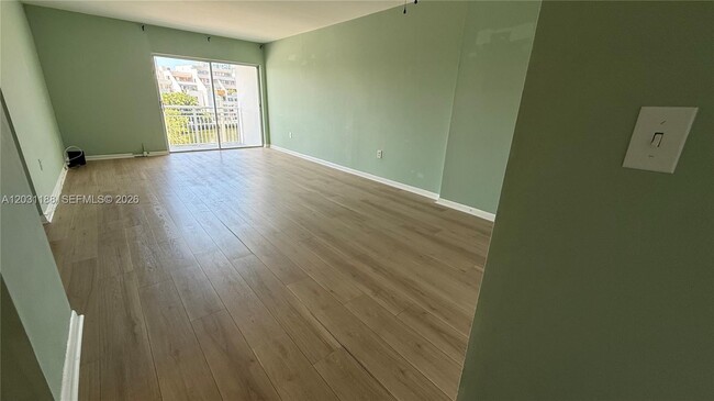 Building Photo - 400 Kings Point Dr