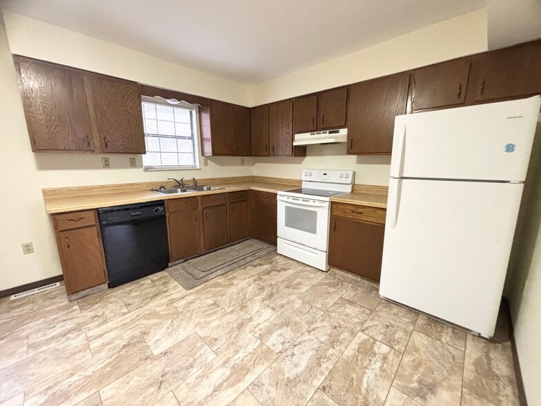 Building Photo - 528 Broadway Ave