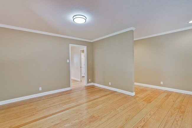 Building Photo - Excellent 3 Bedroom 2 Bath In A Great Neig...
