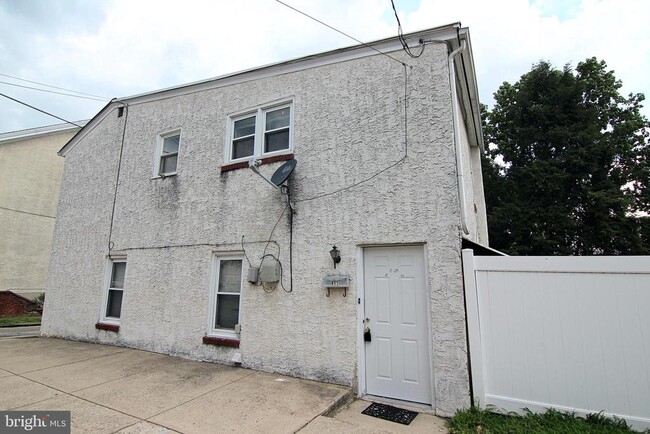 Primary Photo - 411 Grove St