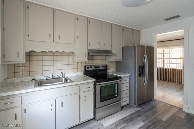 Building Photo - 2352 Sunnyview Dr